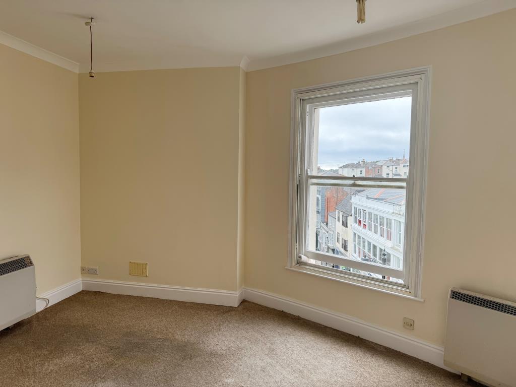 Lot: 160 - TOWN CENTRE FLAT FOR INVESTMENT OR OCCUPATION - The Living Room